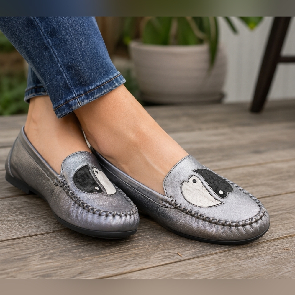 Taos Metallic Silver Yin Yang Heart Loafers Women's Size 9 Leather Slip-on Shoes